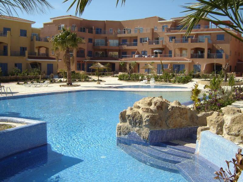 Stylish 1 Bedroom Apartment In Limnaria Gardens Paphos Exterior photo