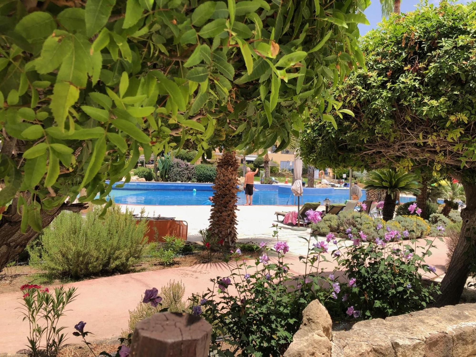 Stylish 1 Bedroom Apartment In Limnaria Gardens Paphos Exterior photo